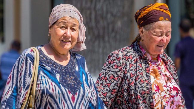 SAMARKAND, UZBEKISTAN - AUGUST 30, 2016: people walk in Samarkand, Uzbekistan